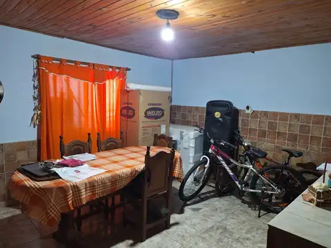 VENTA CASA AL FRENTE CON GRAN JARDIN EN VILLA GOBERNADOR GALVEZ