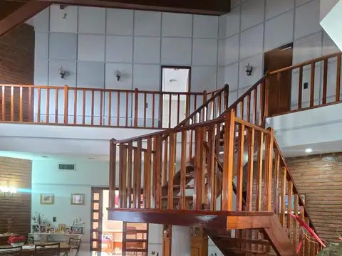 Impecable chalet 6 ambientes con detalles de categoría en Zona Agustiniano