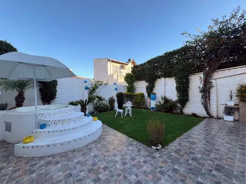 VENTA – Casa de 3 dormitorios, Jardin con Jacuzzi y Parrillero.