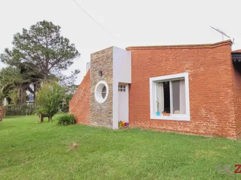 Casa 4 ambientes con 2 baños