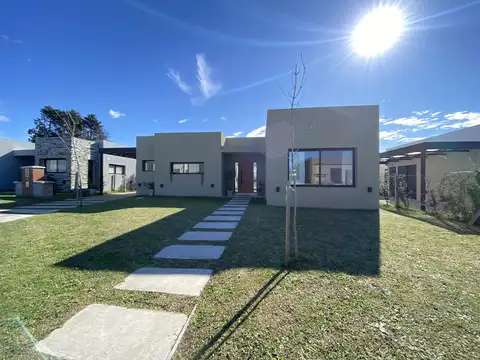 Casa en Venta con 3 cocheras