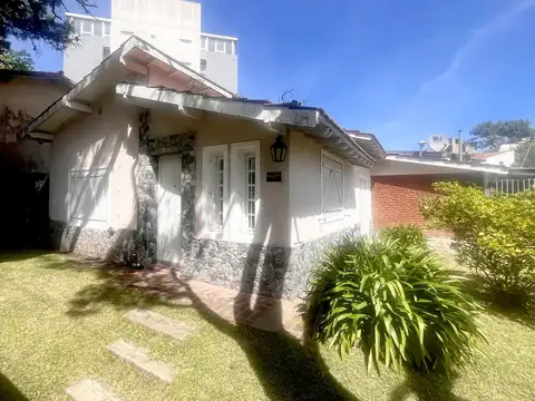 Casa en venta 8 ambientes en Villa Gesell - Oportunidad para inversor, apto hostel