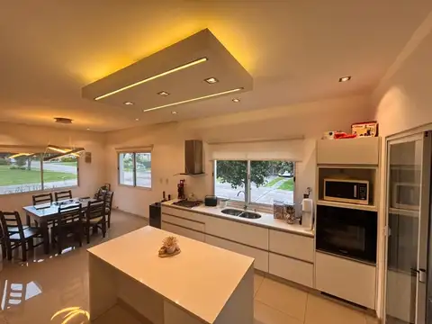 Casa en Venta con 2 cocheras