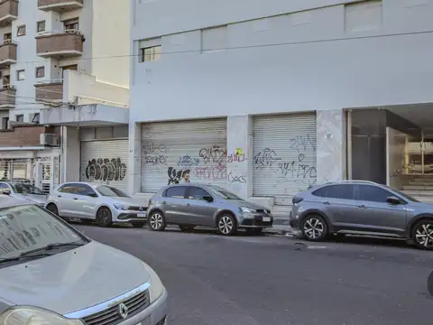 Local    Oficinas  700 m2 con 3 vidrieras y 3 cocheras en La Plata