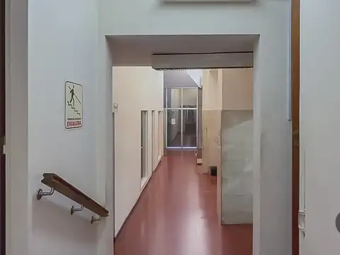 Local     Oficinas  700 m2 con 3 vidrieras y 3 cocheras en La Plata
