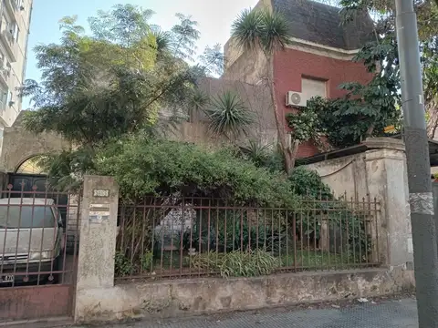 CASA CINCO AMBIENTES EN DOS PLANTAS CON EXCELENTE ZONA LOTE 8,70 X 43 COGHLAN