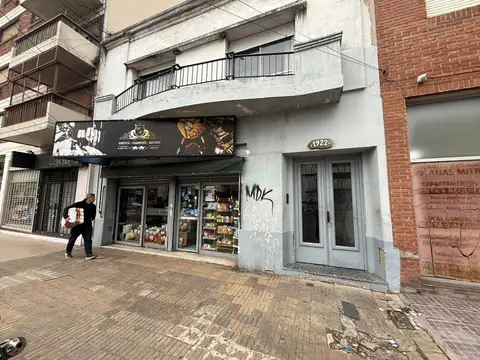 PH EN PLANTA BAJA DE 3 AMB. SOBRE AVDA. MITRE