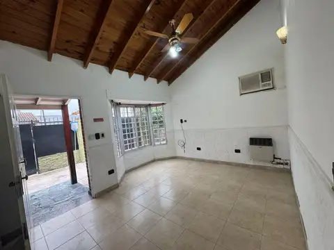 Casa en Alquiler con 3 cocheras