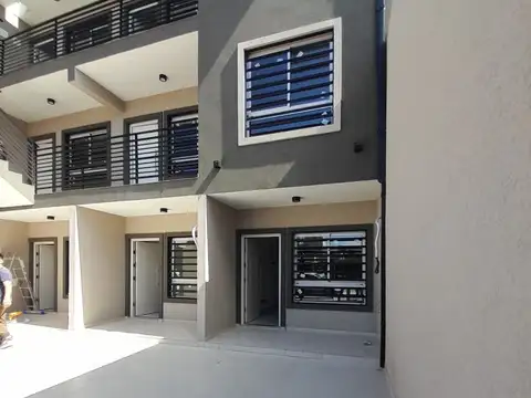 Departamento 2 ambientes en planta baja con cochera y patio - Lomas Del Mirador