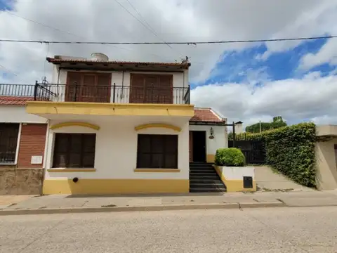 Casa céntrica de 2 plantas! 3 dormitorios con balcón, amplio terreno! Vélez Sarsfield 463 e/ Al...