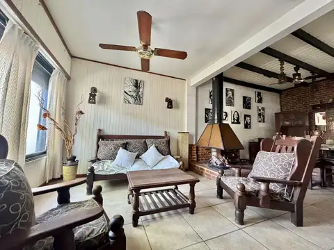 VENTA CASA EN PH AL FRENTE 4 DORMITORIOS - GARAGE Y PARQUE - LANUSITA