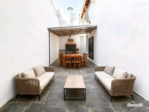 Casa 4 ambientes con playroom, patio, parrilla, balcon y cochera, reciclada.