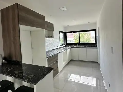 CASA 3 DORMITORIOS EN VENTA B° TEJAS 4