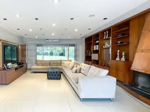 Casa 8 ambientes con 6 baños