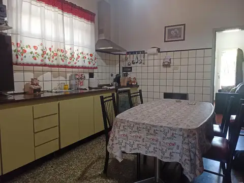 Casa 4 ambientes en San Justo con amplio parque.