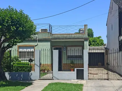 Casa 4 ambientes en San Justo con amplio parque.
