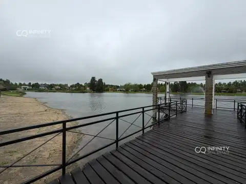 Casa en venta a Reciclar de 5 ambientes mas dependencia de servicio en El Club de Campo El Lauquen,