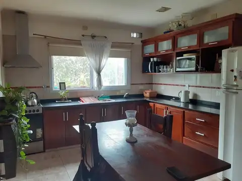 Excelente casa de 7 ambientes en venta en Las Orquídeas