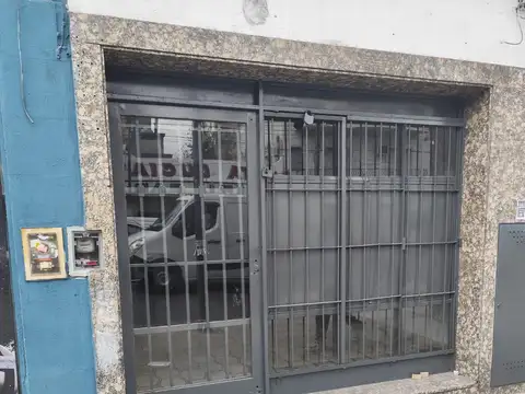 LOCAL EN ALQUILER CON PATIO. SECTOR DE DEPÓSITO. TERRAZA CON CUARTO PARA DEPÓSITO