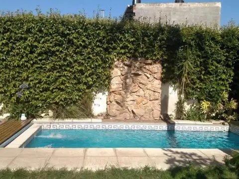 BARRIO REFINERIA. HERMOSA CASA CON JARDÍN Y PILETA