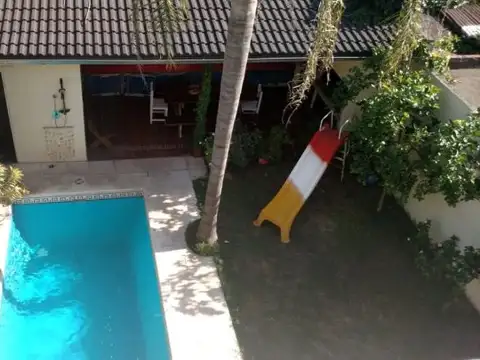 BARRIO REFINERIA. HERMOSA CASA CON JARDÍN Y PILETA
