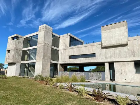 Casa en Alquiler con 13 cocheras