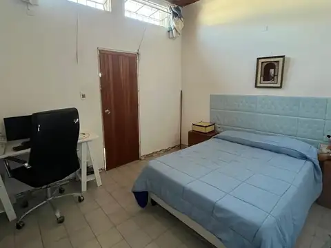 Casa grande en pleno centro con local comercial