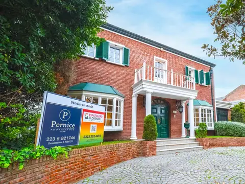 Excelente chalet 9 Ambientes con  piscina climatizada y quincho - Alvear al 3800