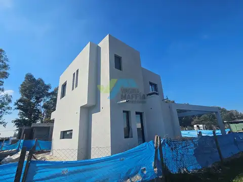 Casa en Venta con 3 cocheras
