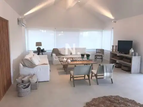 Casa 6 ambientes con 5 baños