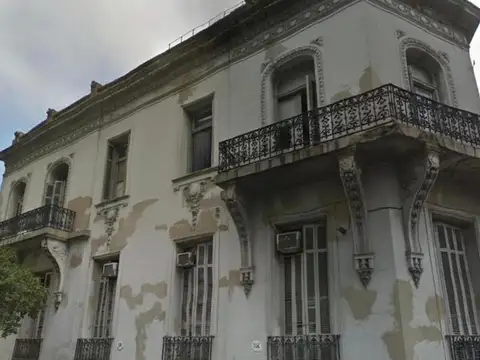 Imponente hotel a reciclar en esquina de pleno Once
