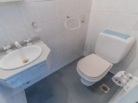 Casa. 5 ambientes. Cochera. Jardin con pileta.