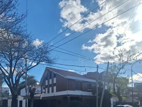 CASA 5 AMBIENTES CON COCHERA. VENTA M CORONADO.