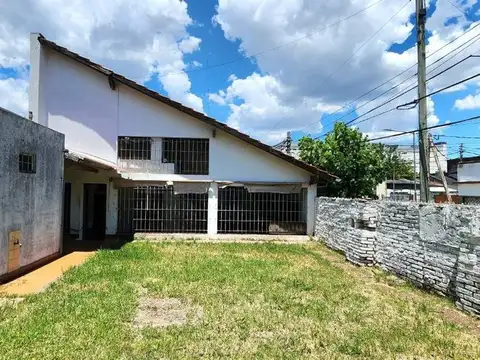 ALQUILER CASA CON JARDIN Y COCHERA  SAN MARTIN