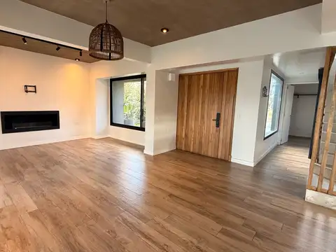Casa en Alquiler con 2 cocheras
