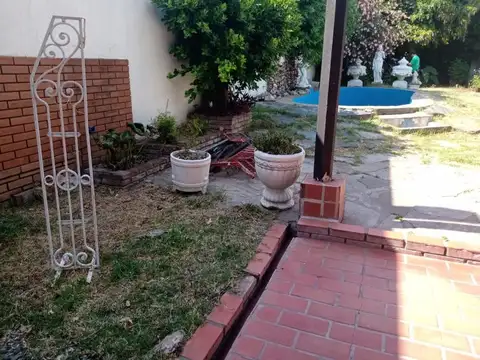 GABOTO 400: ALQUILO CASA CON JARDIN Y PILETA