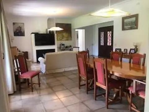 Casa en Alquiler con 6 cocheras