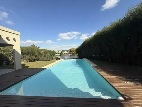 Casa en Alquiler con 4 cocheras