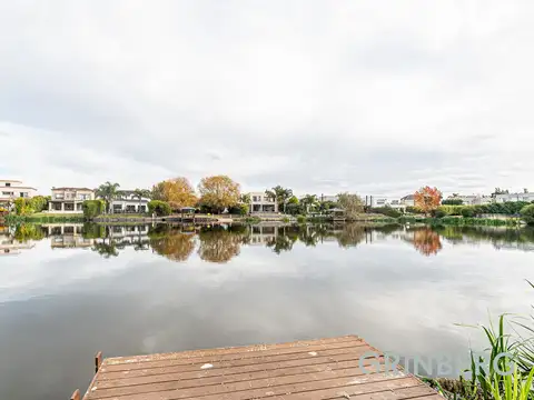 Casa en Barrio Los Sauces al agua sin muebles