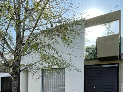 CASA EN VENTA EN HAEDO  CON GARAGE PATIO Y TERRAZA