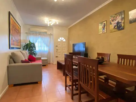 Triplex 5 ambientes con patio y entrada para coche. 4 dormitorios