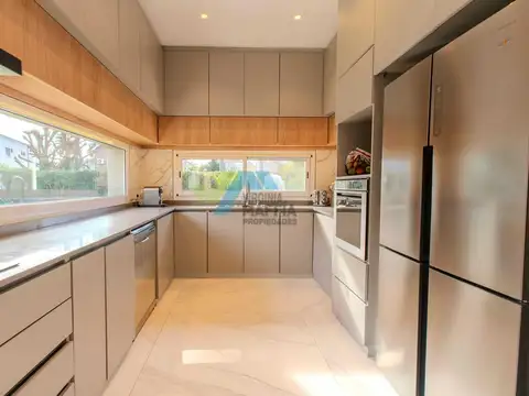Casa 6 ambientes con 4 baños