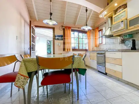 Casa 4 ambientes con 2 baños