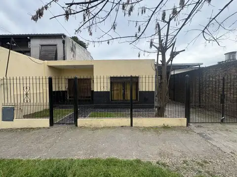 Casa de 3 ambientes con cochera y patio