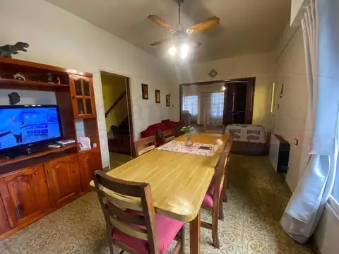 EXCELENTE CASA 10 AMBIENTES CON QUINCHO Y PISCINA