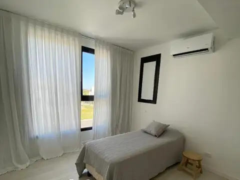 Casa en Alquiler Temporal con 4 cocheras