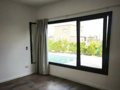 Casa en Alquiler con 2 cocheras