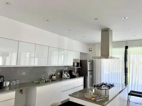 Casa en Alquiler con 4 cocheras