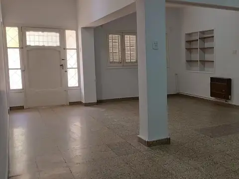 Casa 6 ambientes con 2 baños