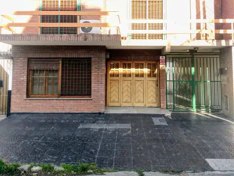 Casa al frente con parque en Wilde